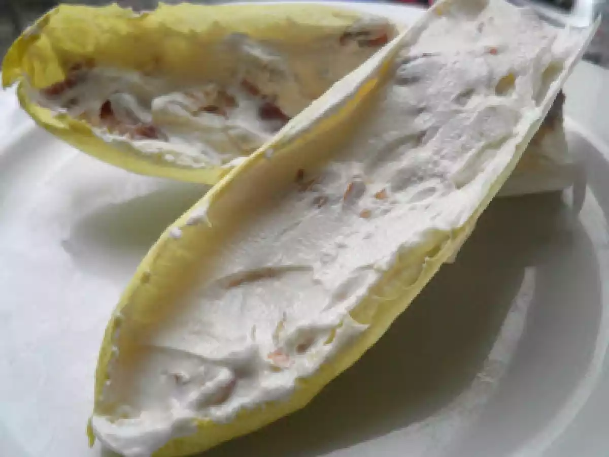 Endibias con queso y anchoas y nueces