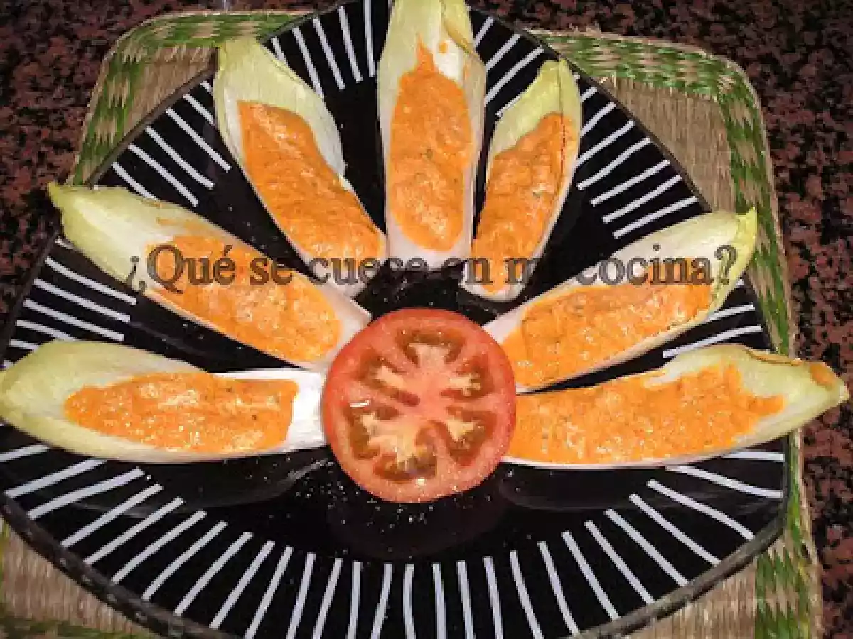 ENDIBIAS RELLENAS DE SALSA DE PIQUILLO.