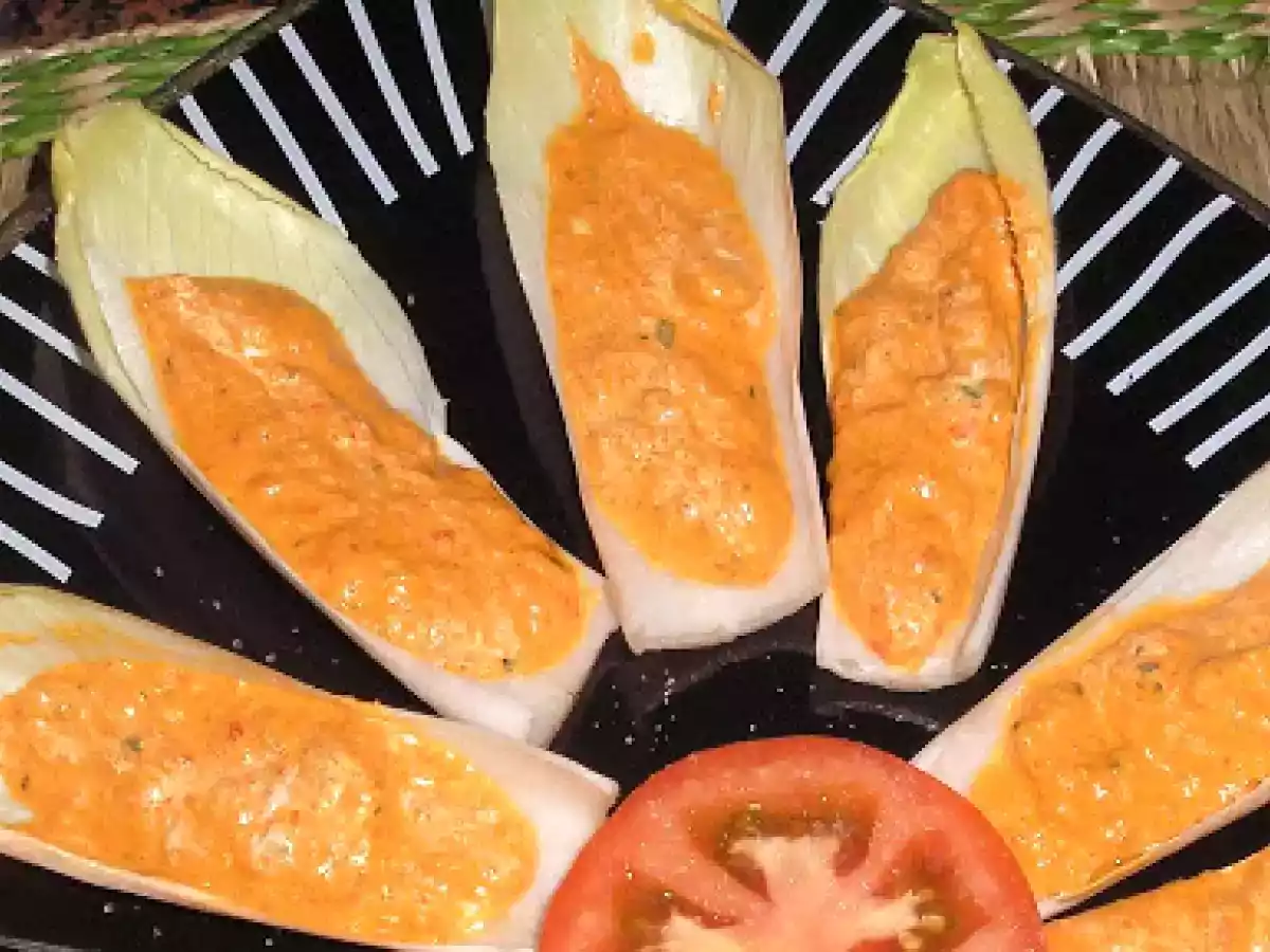 ENDIBIAS RELLENAS DE SALSA DE PIQUILLO. - foto 2