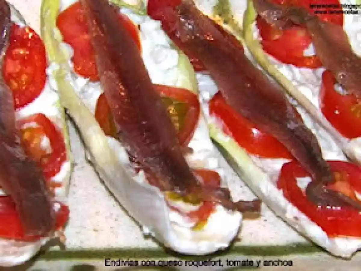 Endivias con queso roquefort, tomates y anchoas.