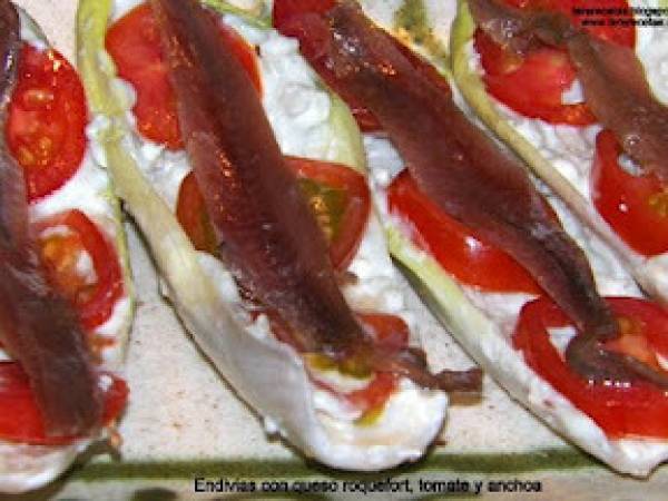 Endivias con queso roquefort, tomates y anchoas.