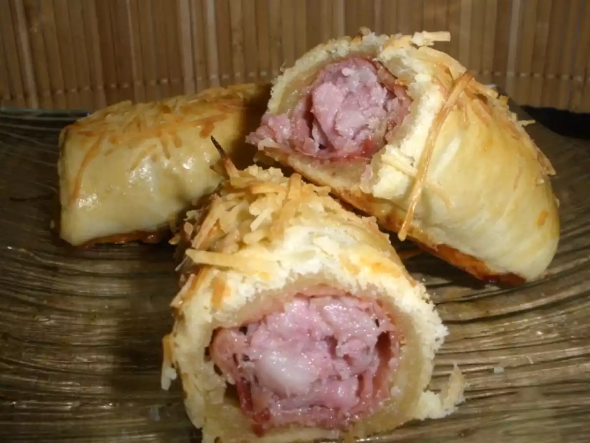 Enrollado de Hojadre con Salchicha y Jamón