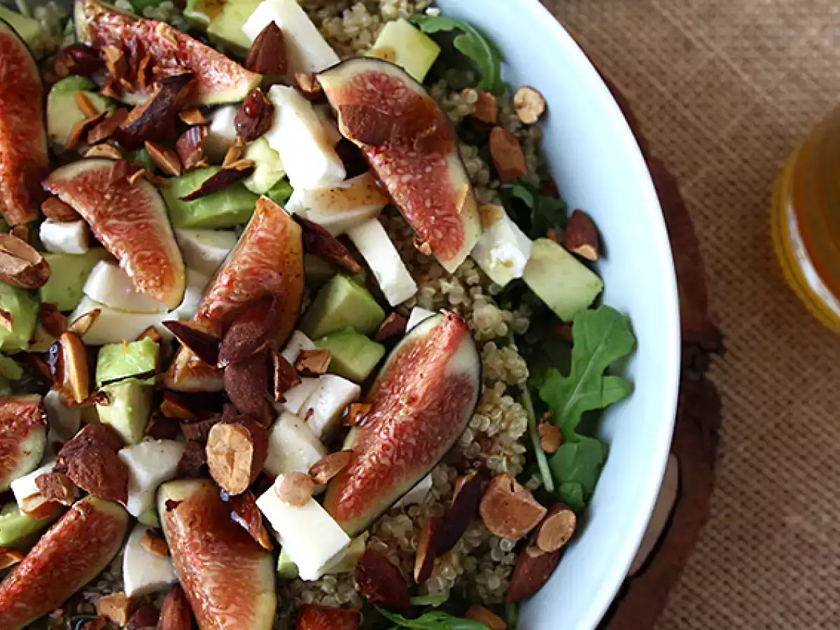 Ensalada agridulce con higos, rúcula, quinoa, mozzarella y aguacate - foto 2