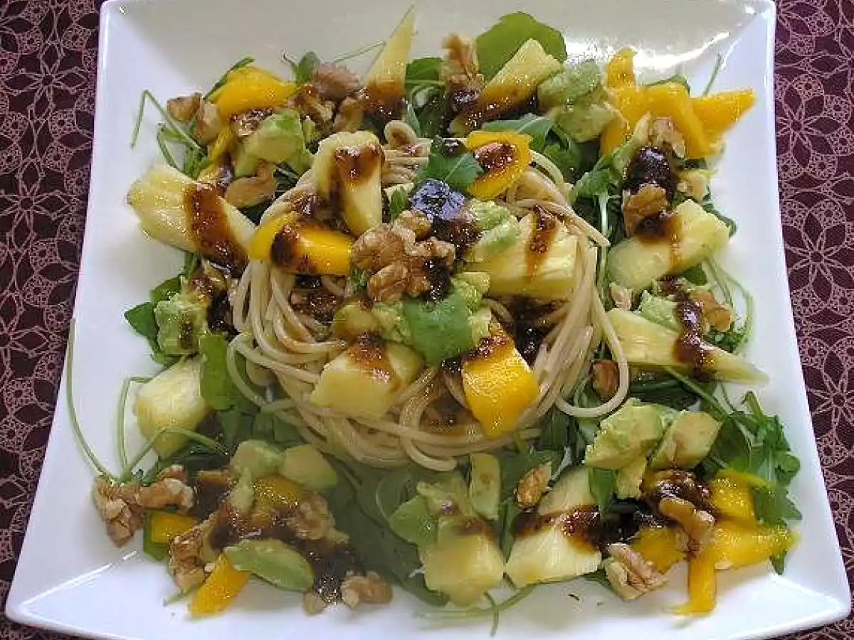 Ensalada agridulce de espaguetis con un toque picante