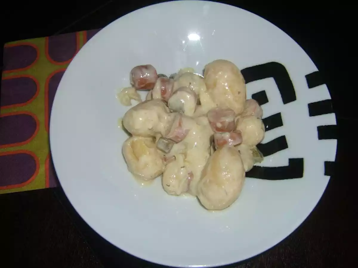 Ensalada alemana de patatas y salsa de yogur.