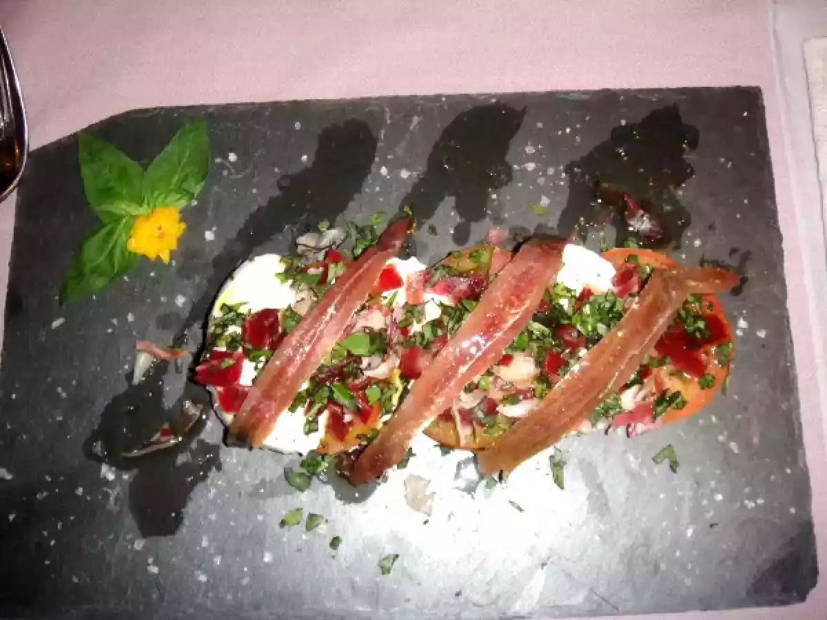 Ensalada caprese con anchoas del Cantábrico