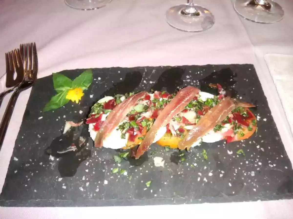 Ensalada caprese con anchoas del Cantábrico - foto 2