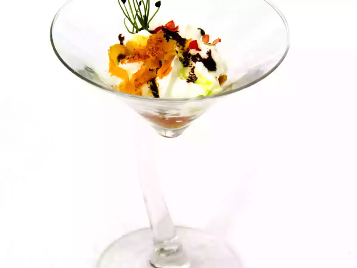 Ensalada capresse con garum, aceituna negra y hueva de mújol