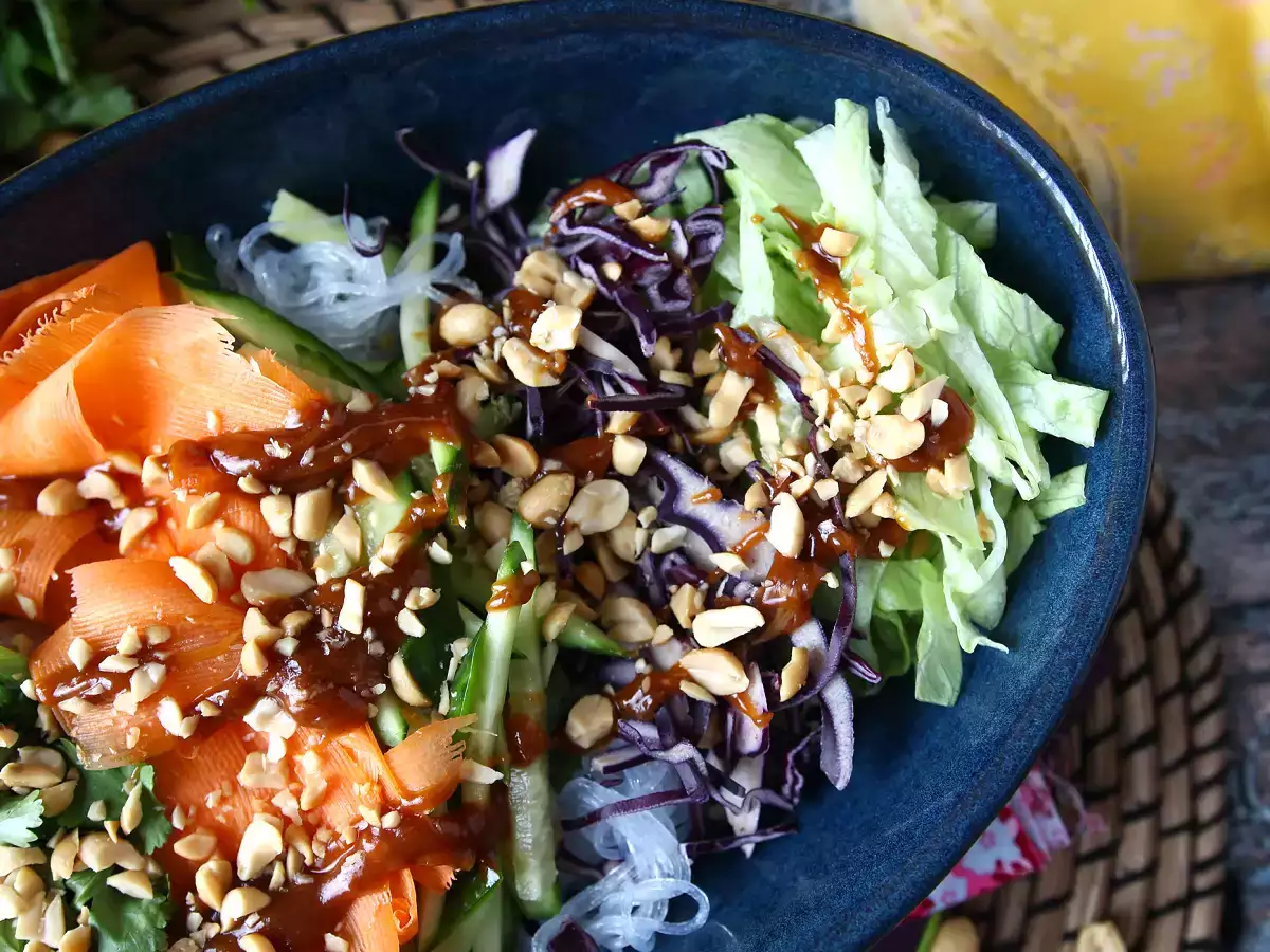Ensalada colorida de fideos de arroz con gambas y salsa de cacahuete ligeramente picante - foto 2