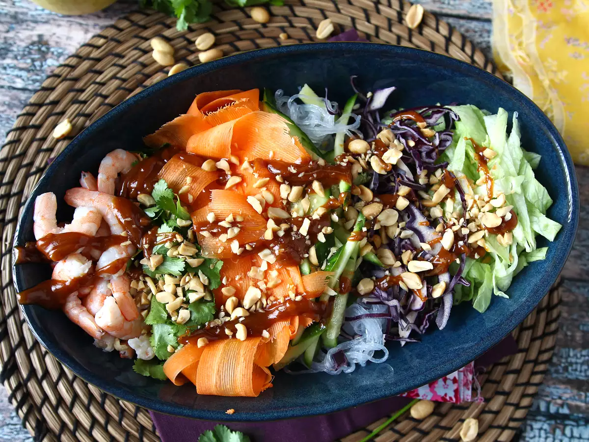Ensalada colorida de fideos de arroz con gambas y salsa de cacahuete ligeramente picante - foto 3