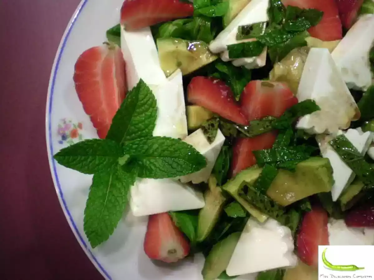 Ensalada con aguacate, fresas y queso fresco