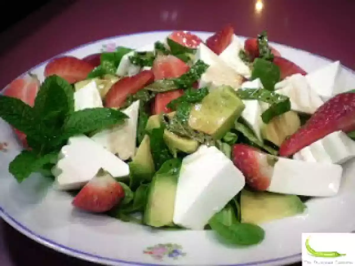 Ensalada con aguacate, fresas y queso fresco - foto 2