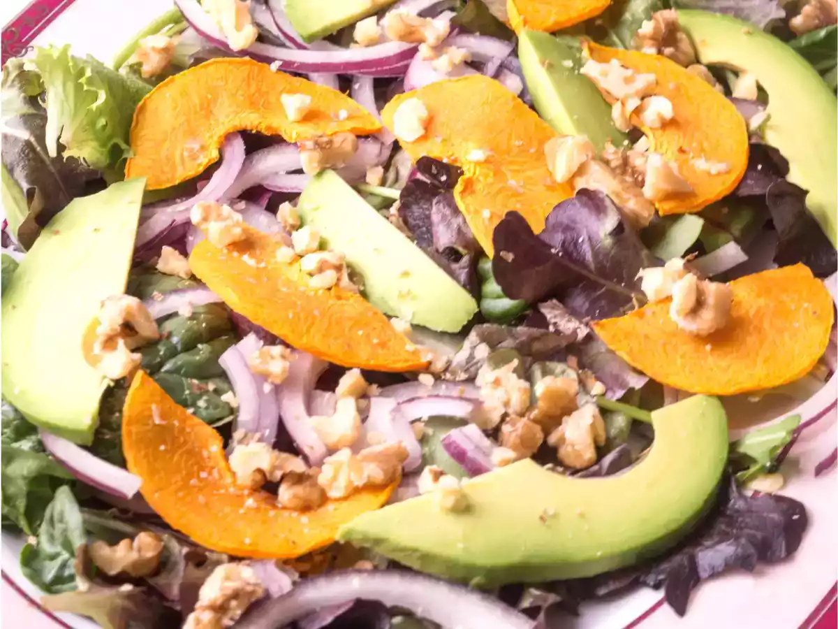 Ensalada con aguacate y calabaza asada {receta paleo}