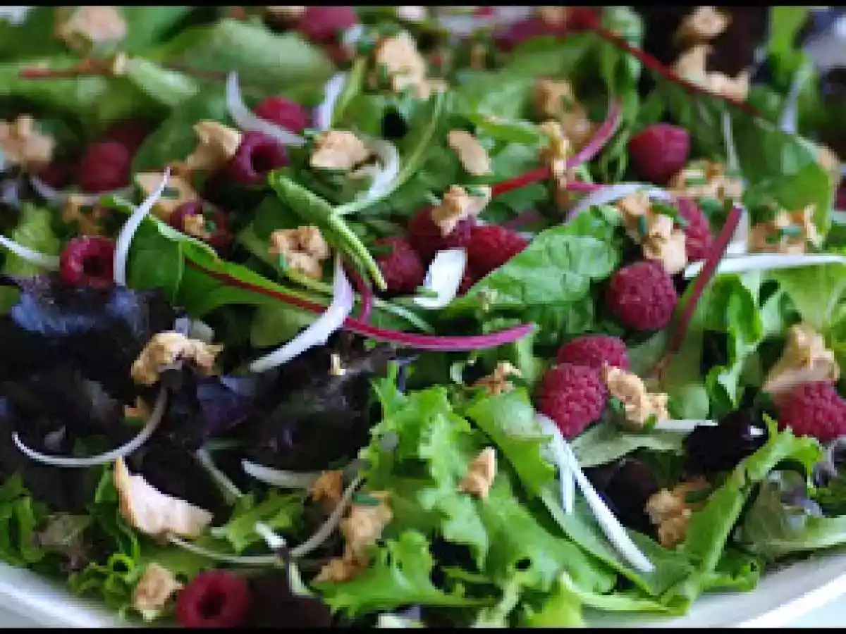 Ensalada con foie y frambuesas