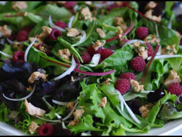 Ensalada con foie y frambuesas
