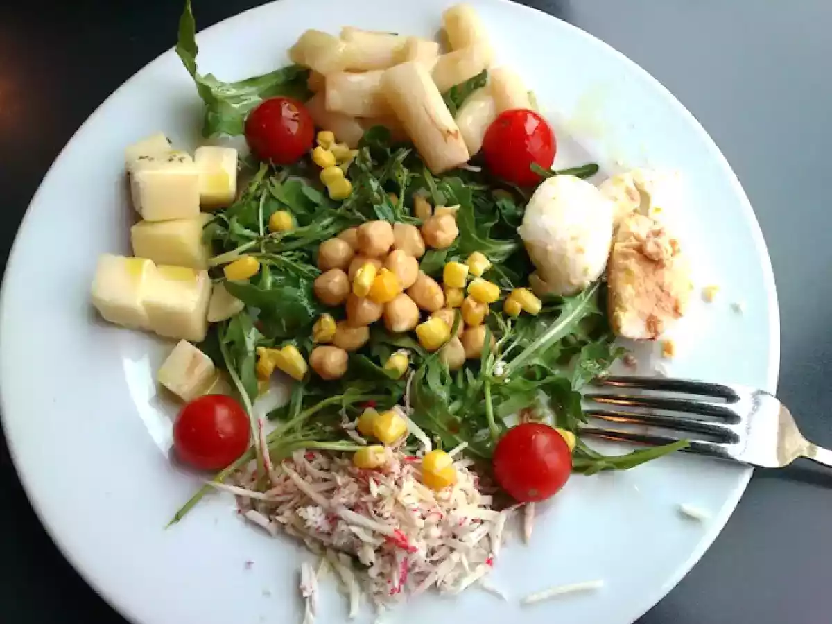 Ensalada con garbanzos y vinagreta de naranja