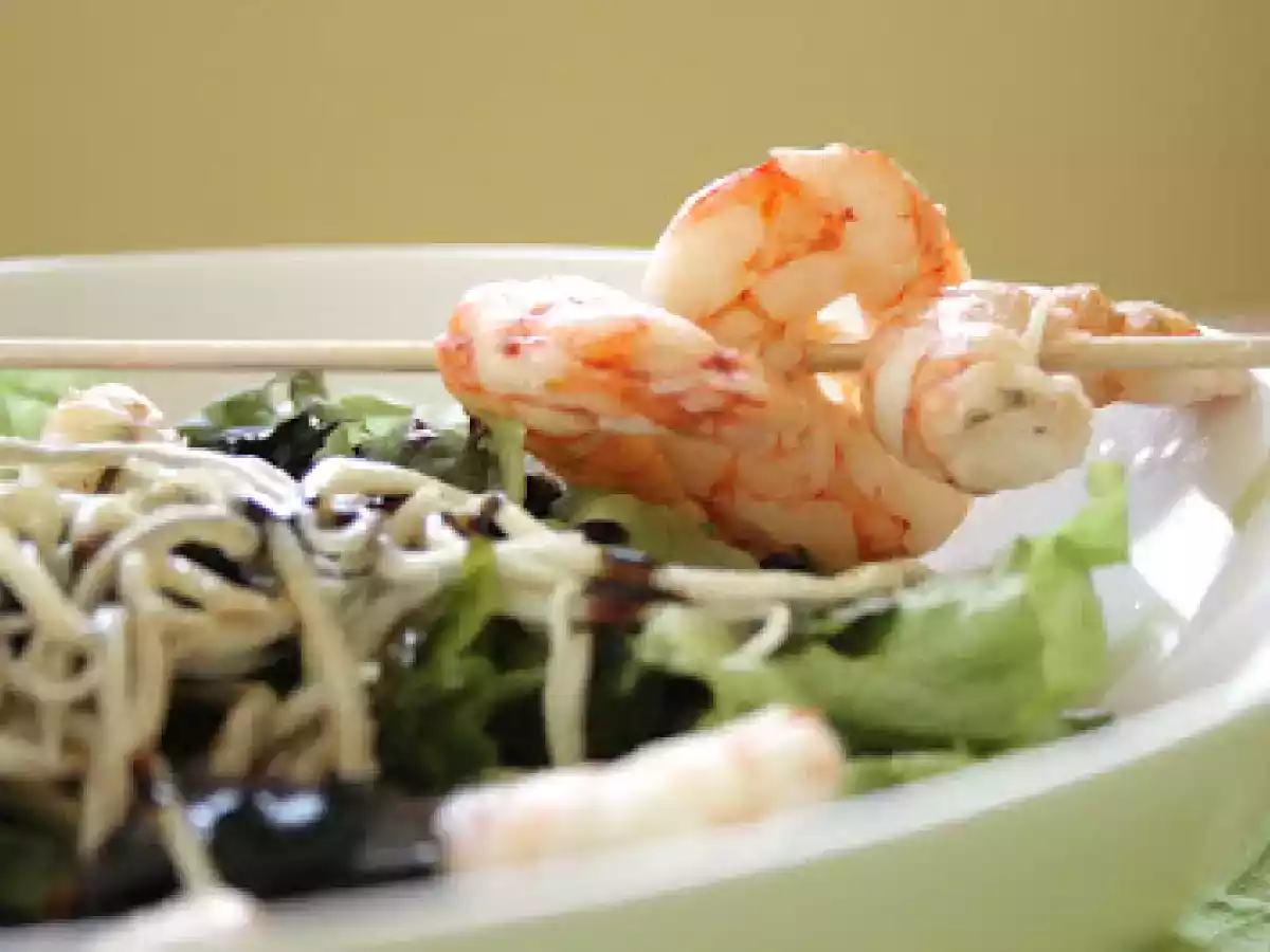 ENSALADA CON GULAS Y GAMBAS
