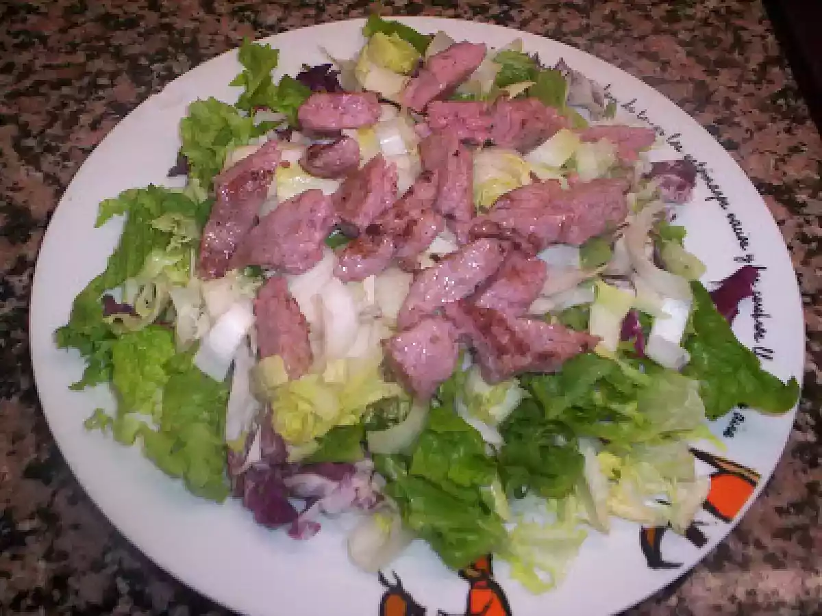ENSALADA CON HAMBURGUESA DE TERNERA.