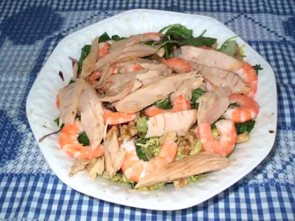 Ensalada con langostinos y ventresca de bonito