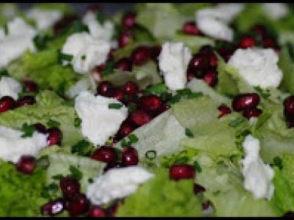 Ensalada con lechuga rizada, granada y queso de cabra