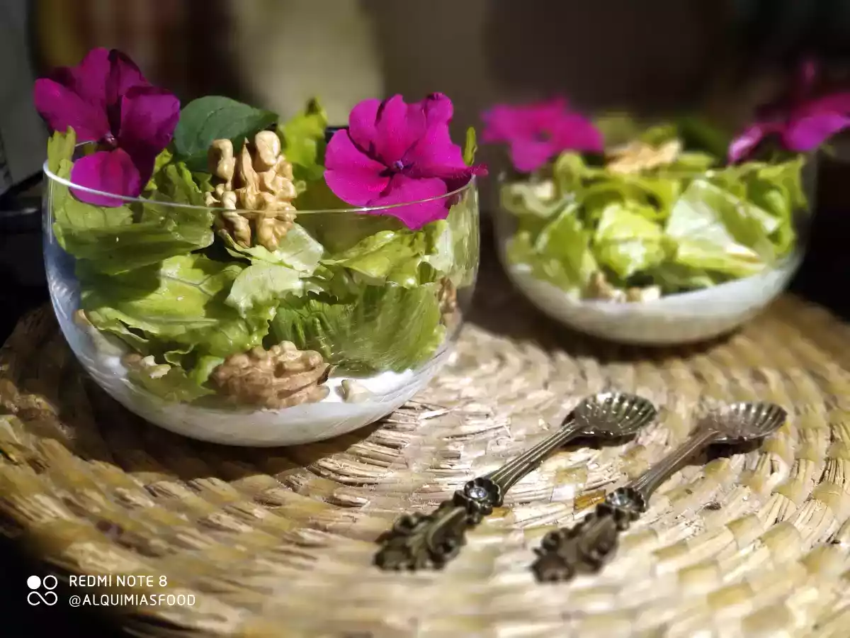 Ensalada con nueces y crema de queso azul