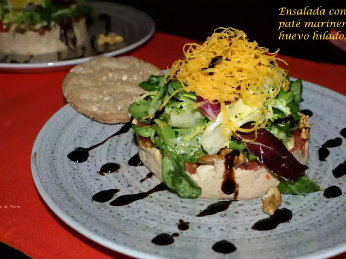 Ensalada con paté marinero y huevo hilado.