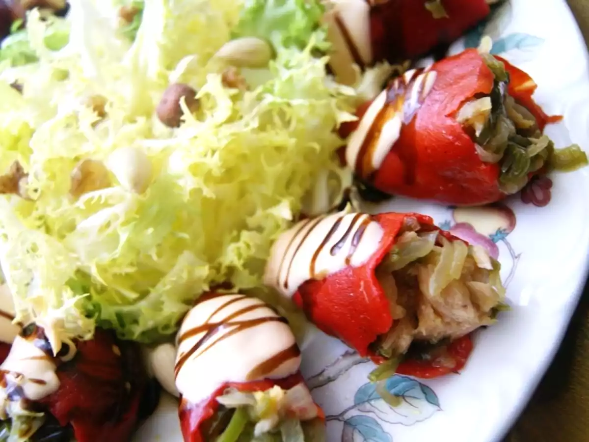 Ensalada con piquillos rellenos