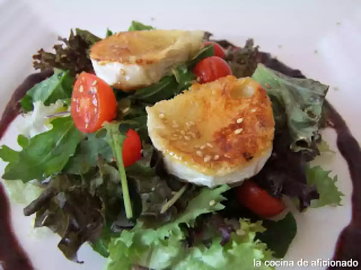Ensalada con queso de cabra y vinagreta de arándano