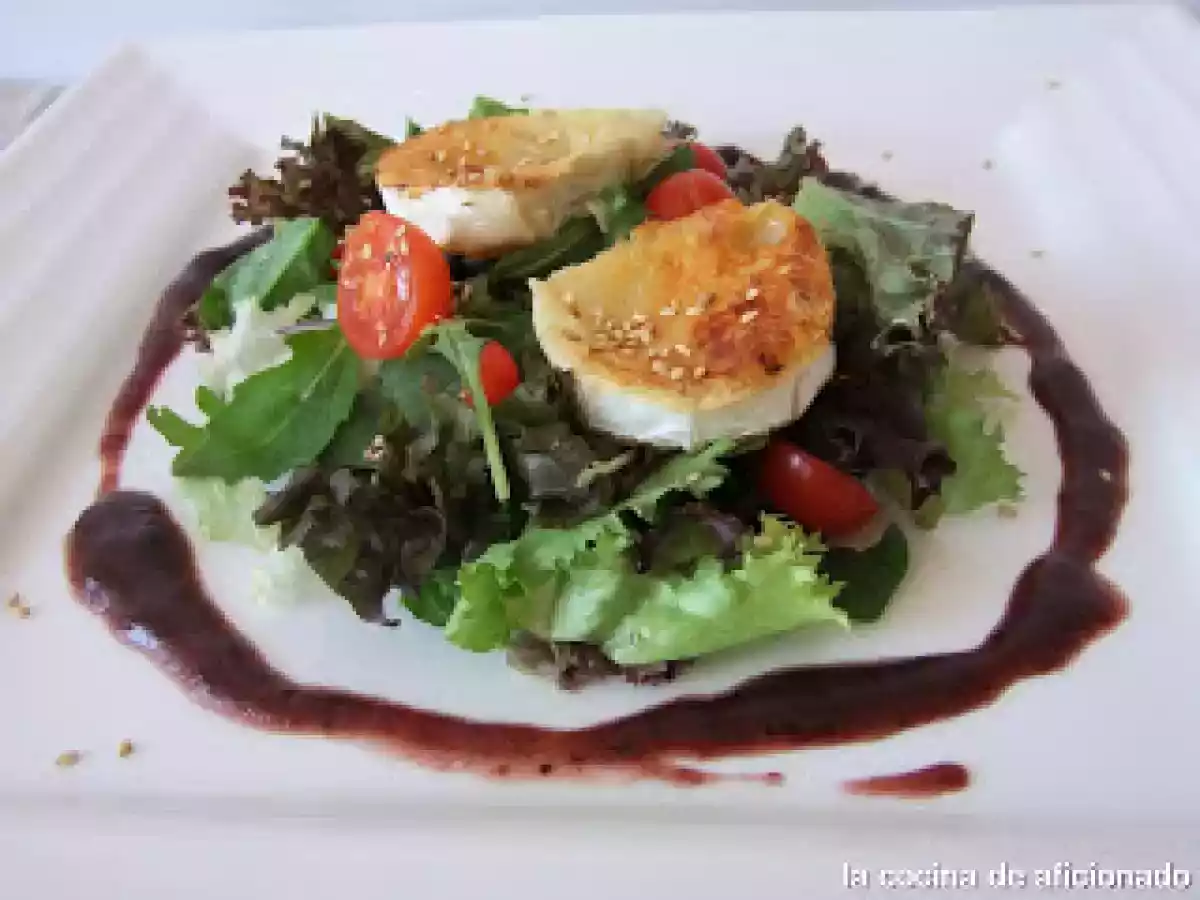Ensalada con queso de cabra y vinagreta de arándano - foto 2