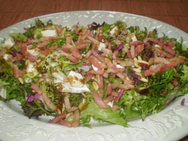 ENSALADA CON QUESO Y BACON