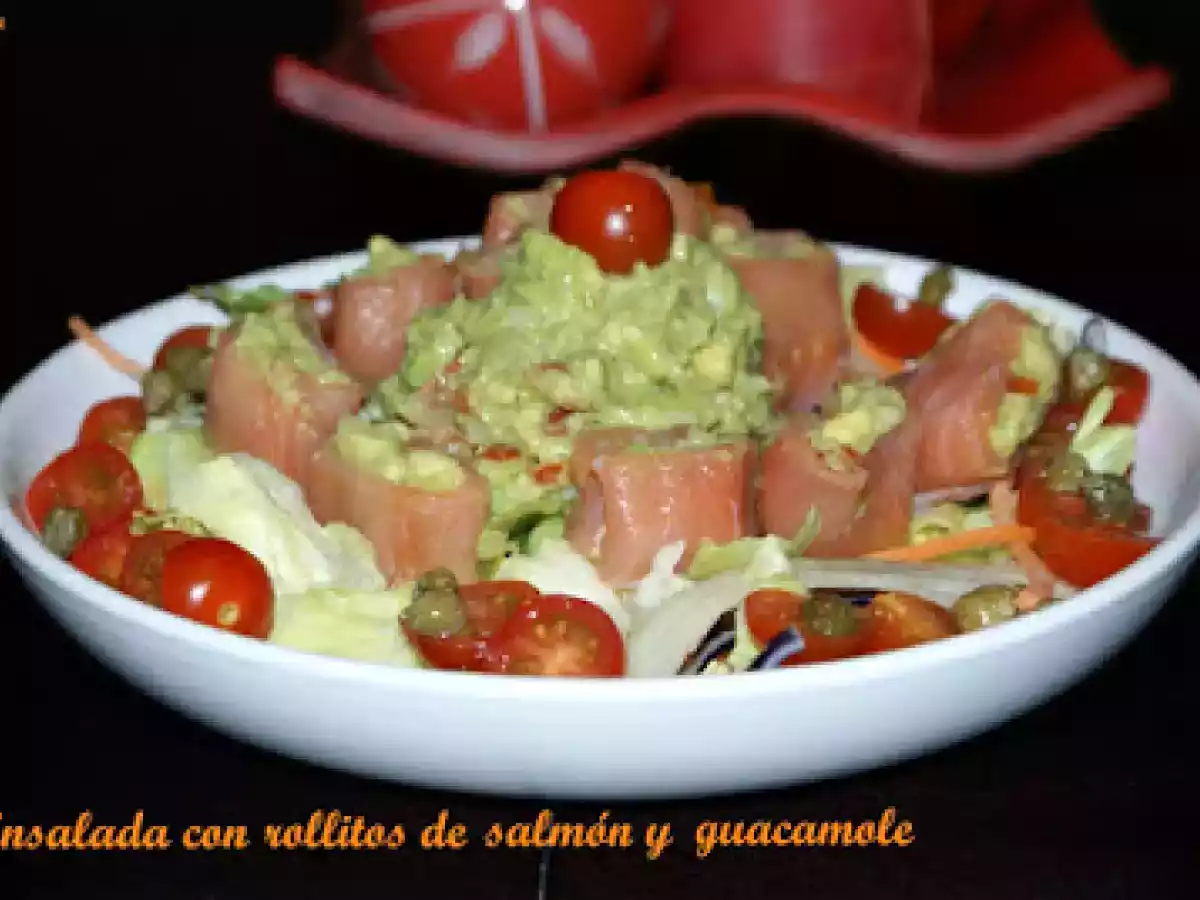 Ensalada con rollitos de salmón y guacamole.