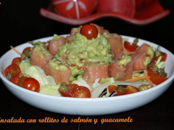 Ensalada con rollitos de salmón y guacamole.