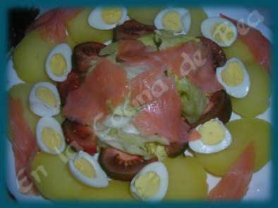 Ensalada con salmón y huevos de codorniz