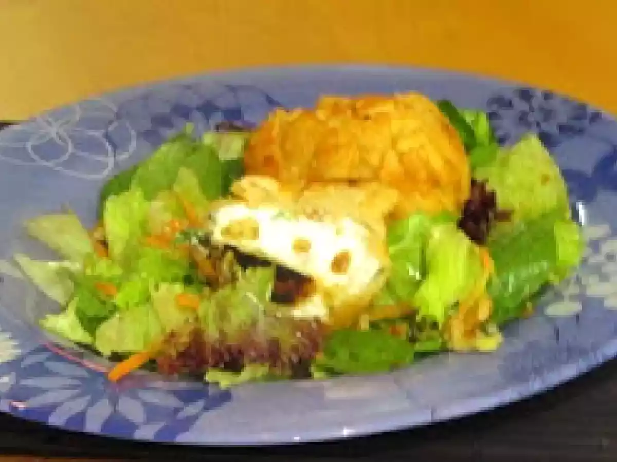 Ensalada con sorpresa crujiente de queso y nueces