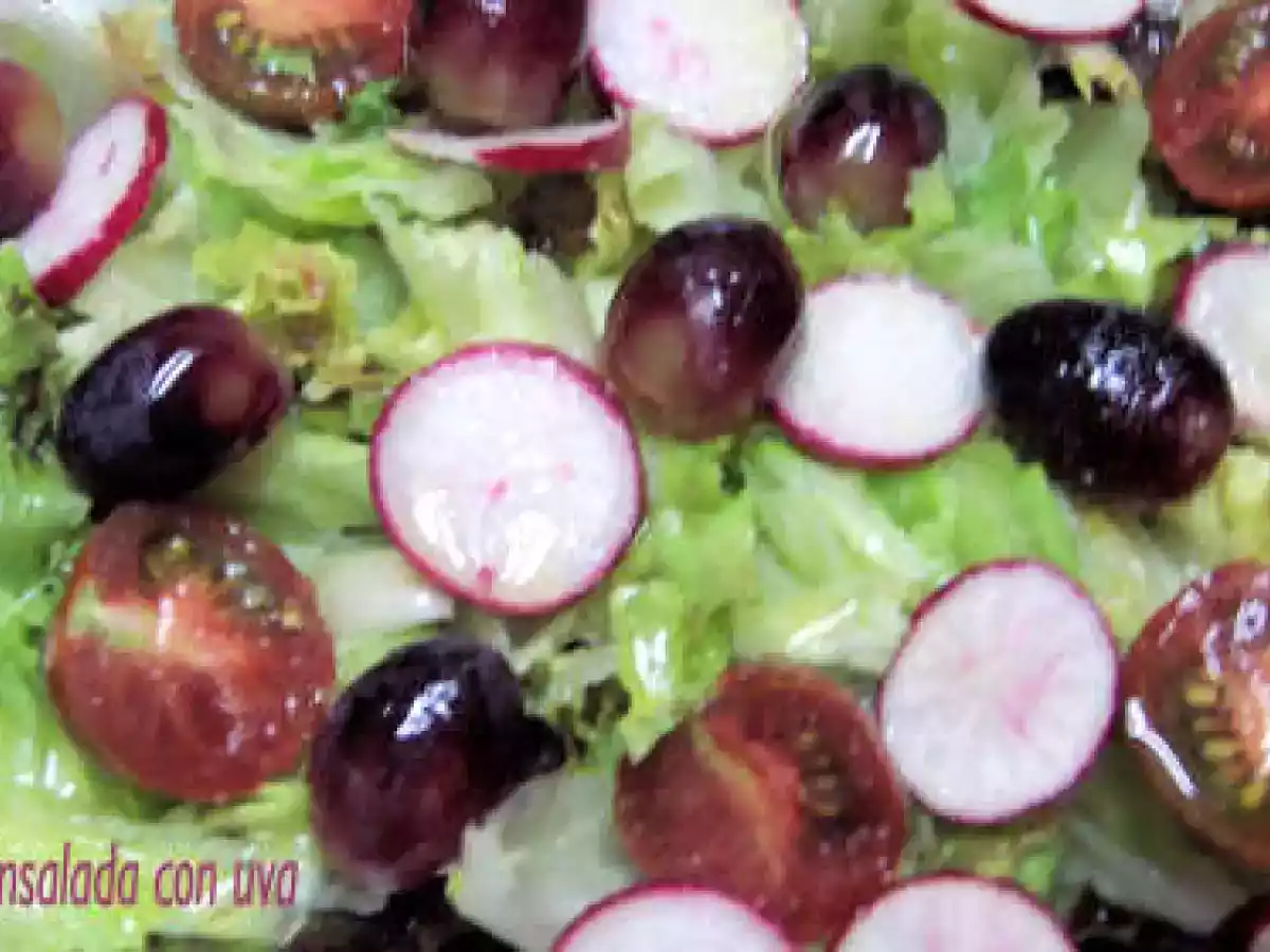 ENSALADA CON UVAS Y RABANOS