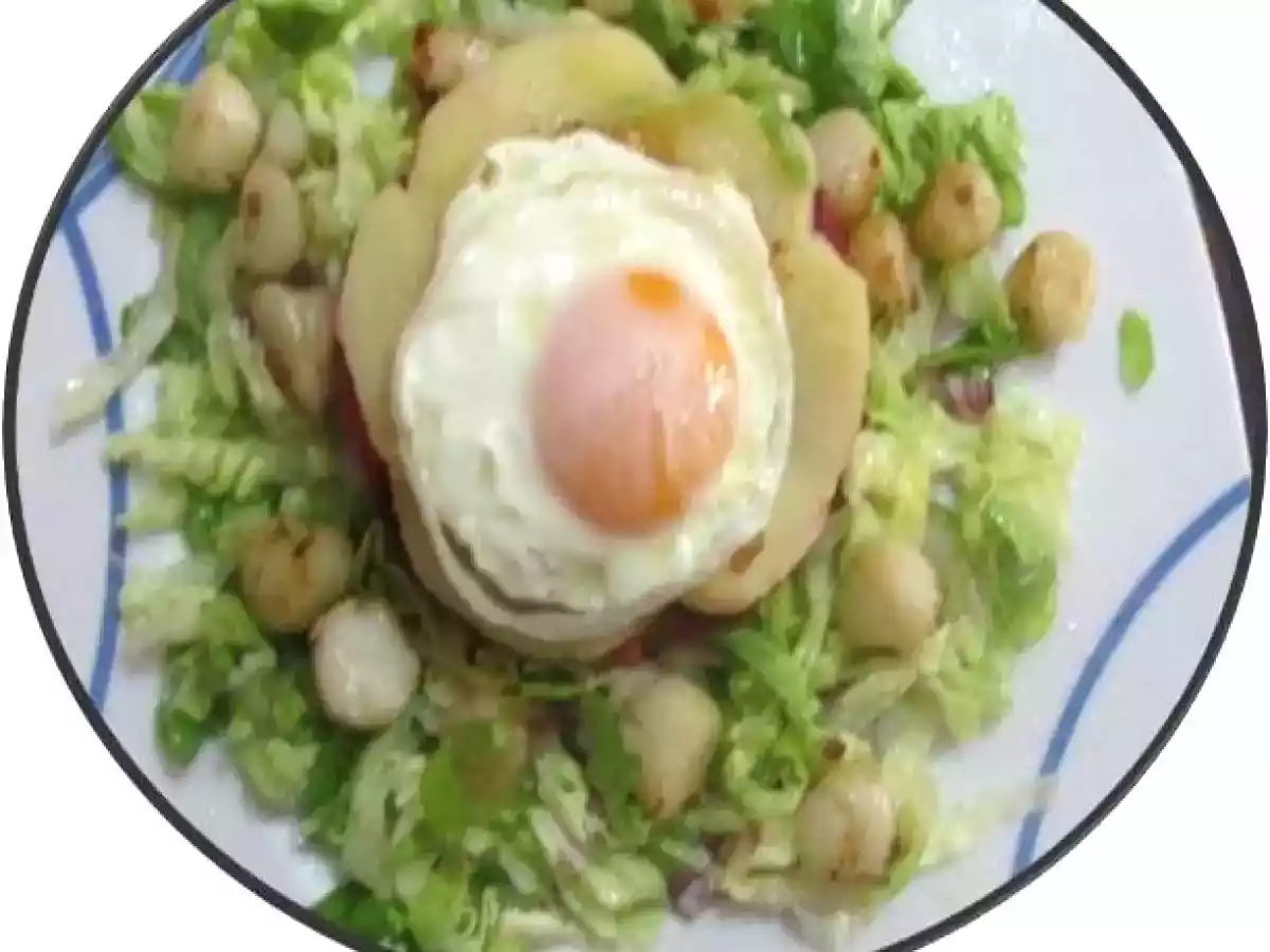Ensalada con vieiras y huevo a la plancha