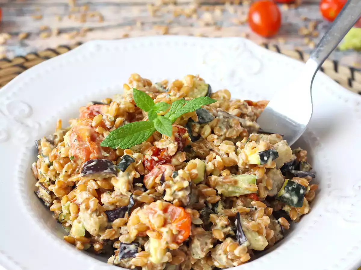 Ensalada cremosa de espelta con verduras asadas