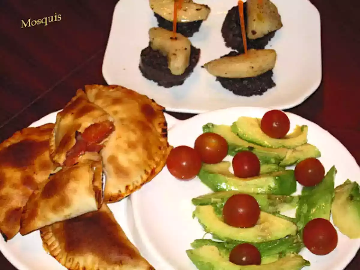Ensalada de aguacate con empanadillas de lomo y queso, y pincho de morcilla