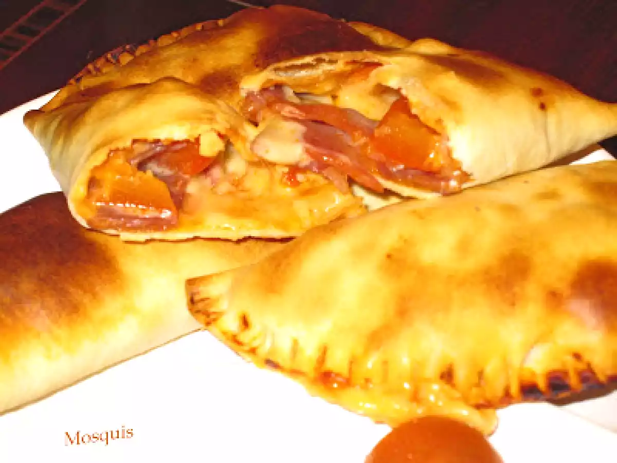 Ensalada de aguacate con empanadillas de lomo y queso, y pincho de morcilla - foto 2