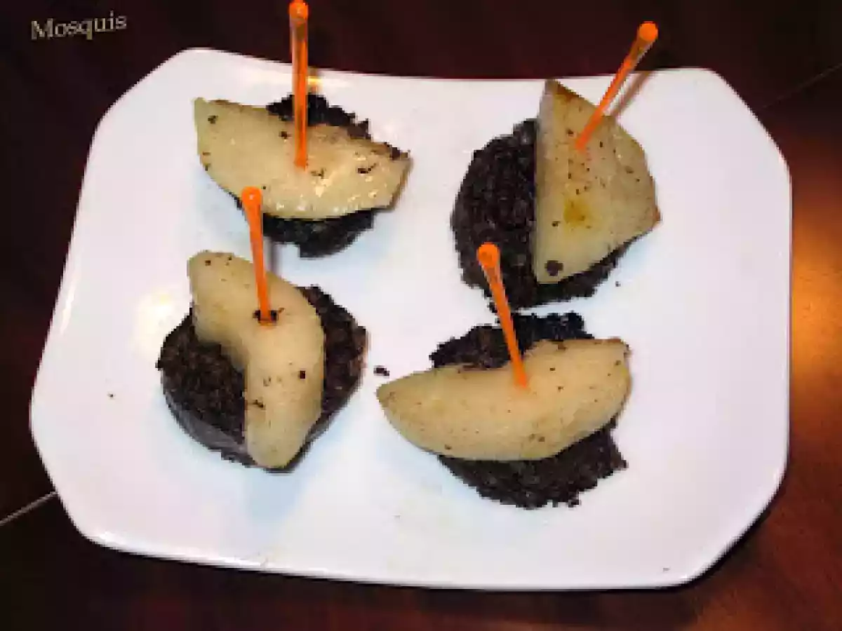 Ensalada de aguacate con empanadillas de lomo y queso, y pincho de morcilla - foto 3