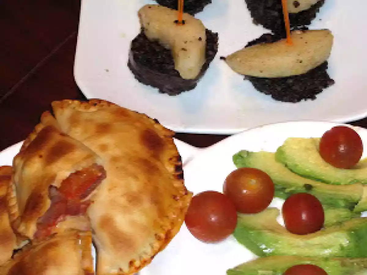 Ensalada de aguacate con empanadillas de lomo y queso, y pincho de morcilla - foto 4