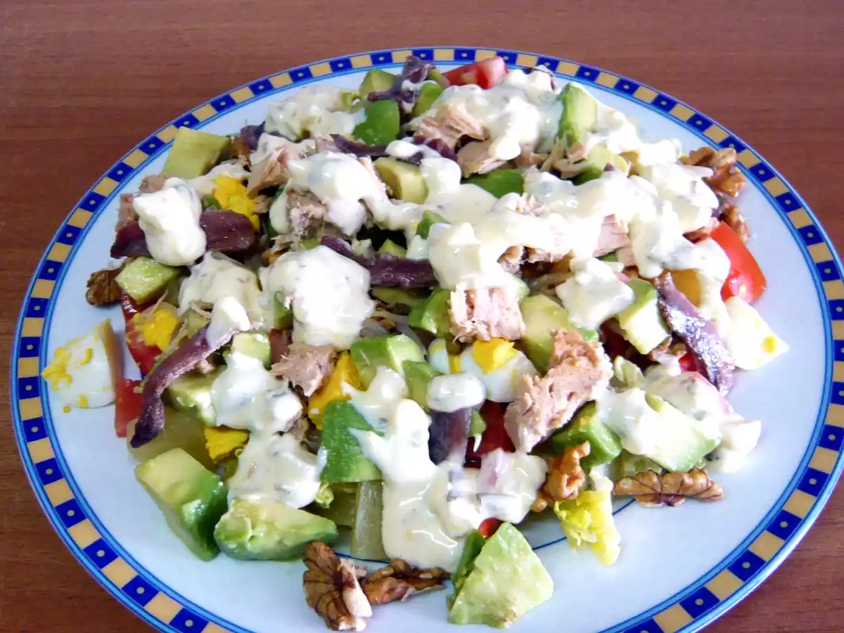 Ensalada de aguacate con salsa tártara