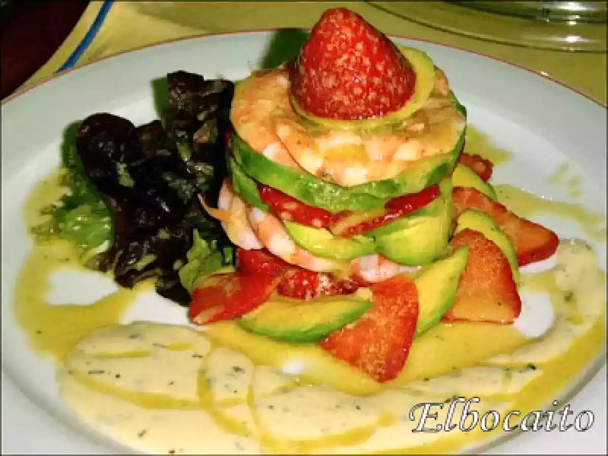 Ensalada de aguacate, langostinos y fresas con salsa de yogurt. (Emilio Almagro)