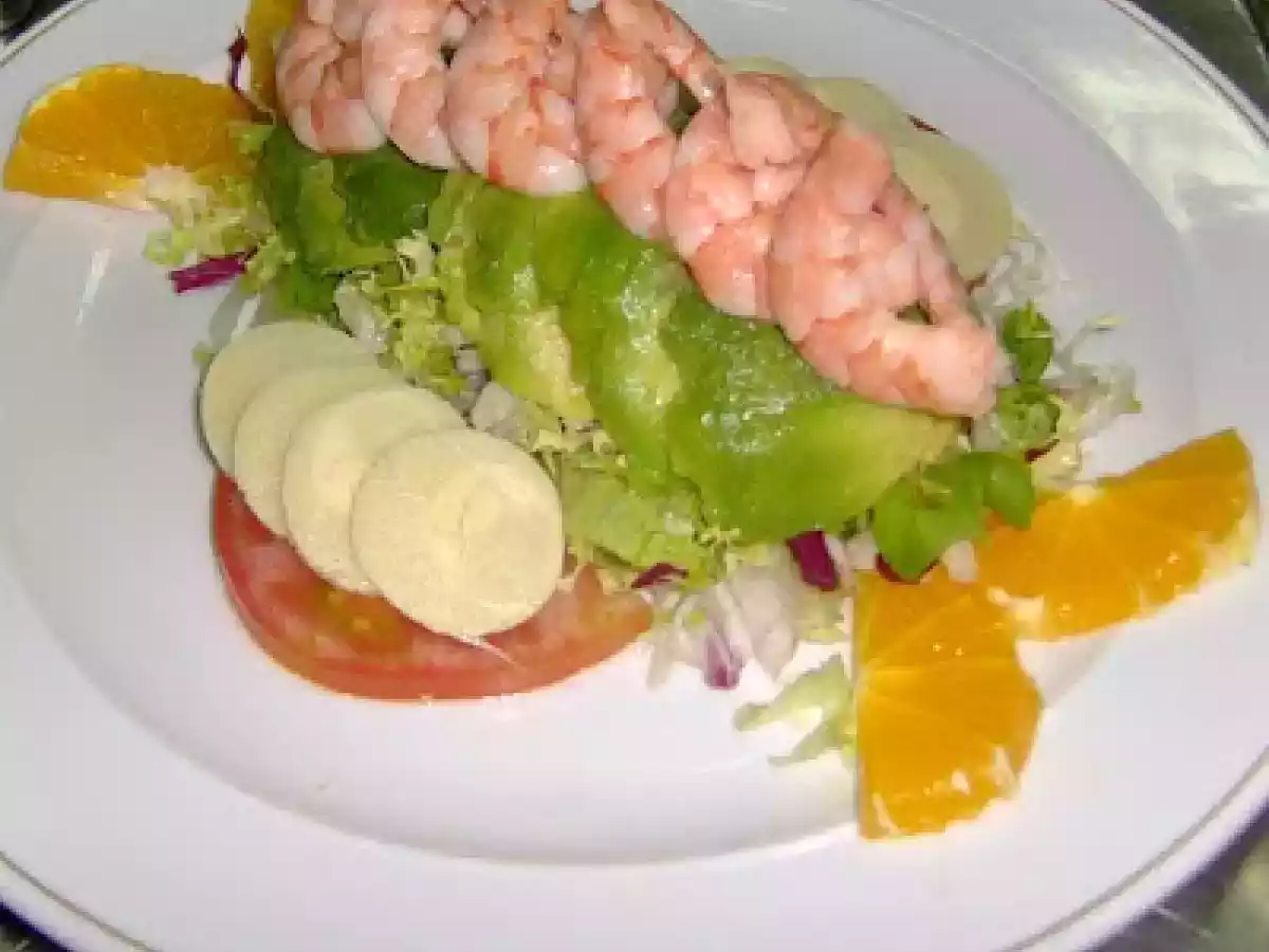 Ensalada de aguacate, langostinos y palmitos. (Emilio Almagro)
