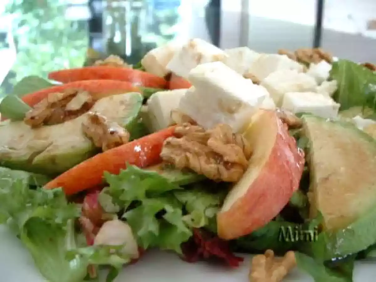 Ensalada de aguacate, manzana, feta y nueces