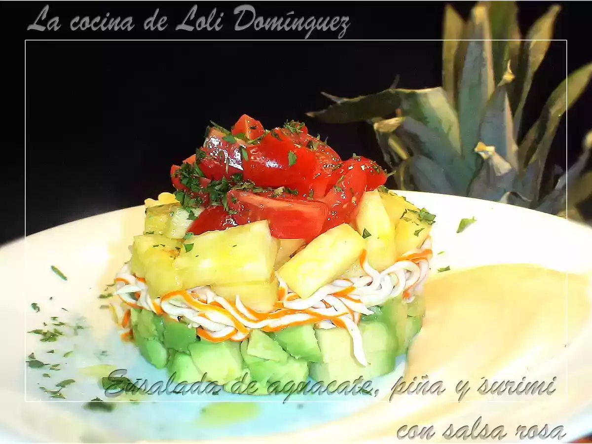 Ensalada de aguacate, piña y surimi con salsa rosa