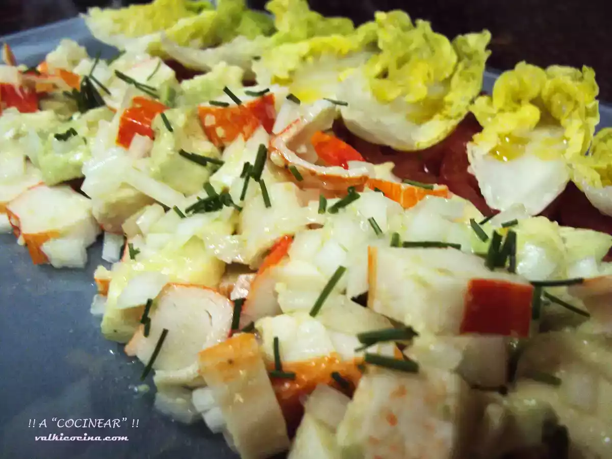 Ensalada de aguacate y palitos de cangrejo con cogollos
