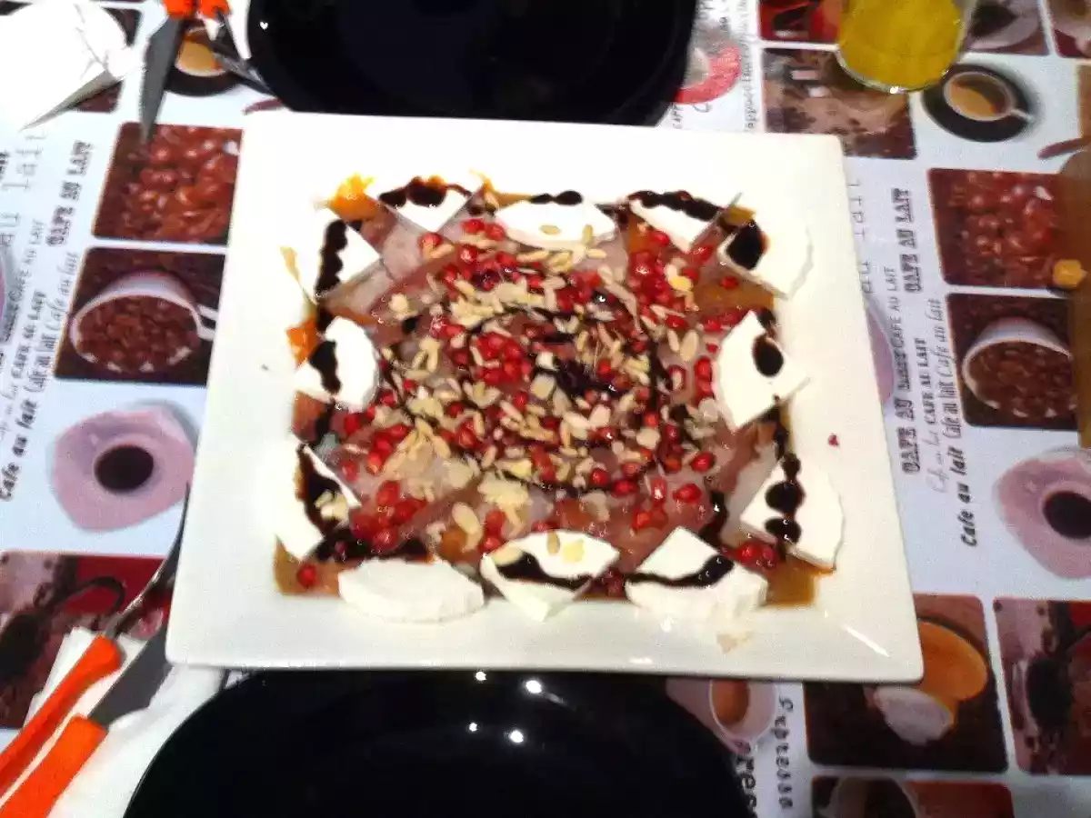 Ensalada de ahumados sobre pulpa de tomate