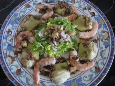 Ensalada de Alcachofas y Langostinos con vinagreta de frutos secos