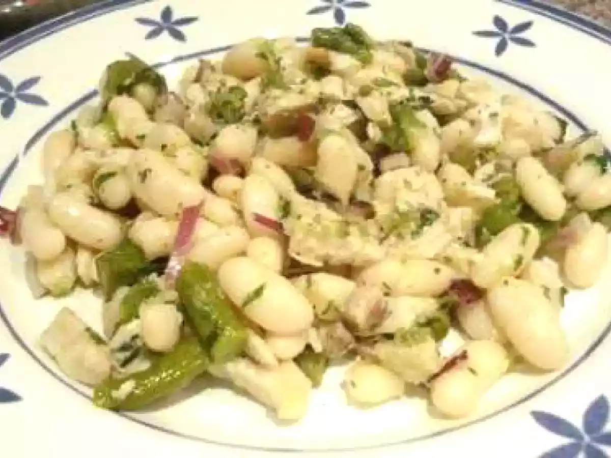 Ensalada de alubias, pez espada y espárragos